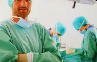 لماذا يرتدى الاطباء والممرضات ملابس خضراء بداخل غرفة العمليات؟