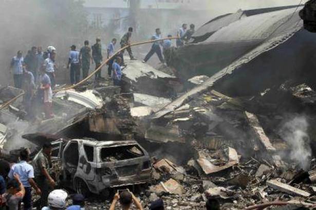 113 قتیلاً في تحطم طائرة عسكرية أندونيسية
